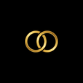 Hochzeit & Jubiläum - goldene Ringe auf schwarzem Hintergrund